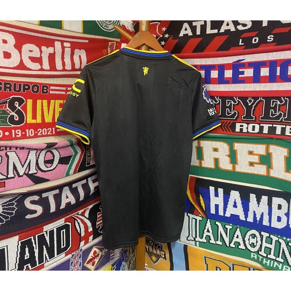 Manchester United | Men’s Medium Alternative Jersey - Picture 7 of 7